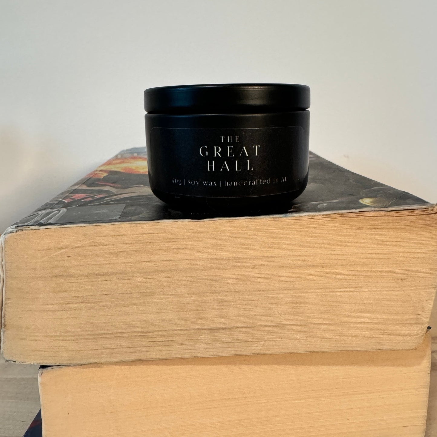 “The Great Hall” small tin candle — a gift inspired by the wizarding world, perfect for Harry Potter fans and book lovers.